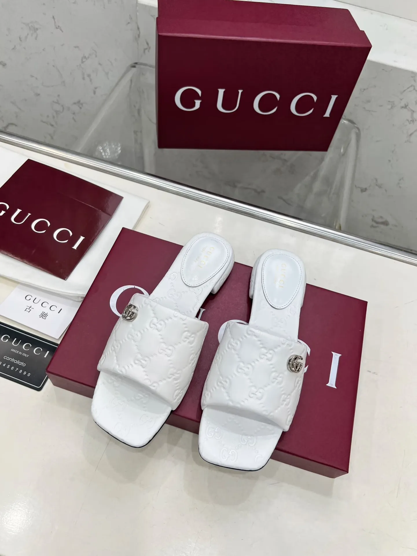👟👟Ex-factory price 440👟👟 Gucci Double G slippers, fashionable, high-end and full of personality✅ Very stable, comfortable and durable for daily use, convenient and unique for daily matching, a must-have classic for summer, the upper is made of GUCCI 3D embossed, genuine leather outsole Fabric: cowhide Lining/foot pad: sheepskin Color: black, white, brown, burgundy Code number: 35-42 (41 and 42 need to be customized) Packaging: Comes with cloth bag and card.
